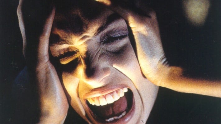 PRENDRE LA MALTRAITANCE ET LA VIOLENCE CONJUGALE PAR LA RACINE. Une vision qui pousse à la confrontation sur un problème global.